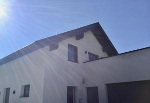 un edificio con el sol brillando a su lado en Murperle en Sankt Michael im Lungau