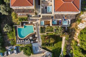 una vista sul tetto di una casa con piscina di Mystery Skiathos Luxury Residence a Città di Skiathos