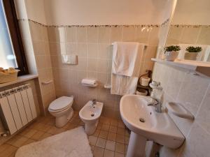 Baño blanco con lavabo y aseo en La Vigna di Ranco Agriturismo, en Paglieta