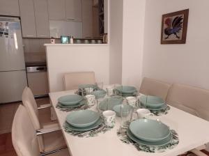 kuchnia ze stołem i zielonymi naczyniami w obiekcie GO 2 Apartment w Belgradzie