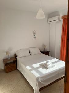 Giường trong phòng chung tại Fotis apartments Naxos Plaka
