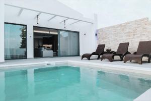 The swimming pool at or close to Villa Etoile