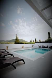 The swimming pool at or close to Villa Etoile