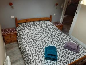 Un dormitorio con una cama con una almohada azul. en Coquet T2 avec parking, en Prigonrieux