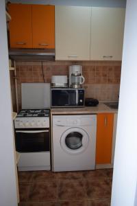 a kitchen with a stove and a washing machine at Apartament Hospital View Independentei RHBM in Baia Mare