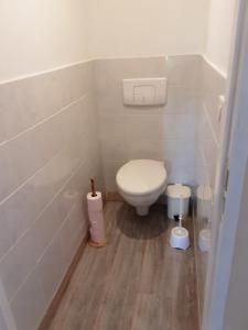 - une petite salle de bains avec toilettes et deux poubelles dans l'établissement Coquet T2 avec parking, à Prigonrieux