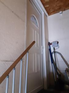 eine weiße Tür in einem Zimmer mit Holzdecke in der Unterkunft Coquet T2 avec parking in Prigonrieux + 4 Fotos