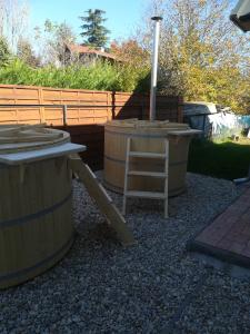 una mesa de madera y una silla en un patio en Edina Vendégház-Gyenesdiás, en Gyenesdiás