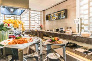 a restaurant with two plates of food on display at Somerset Grandview Shenzhen in Shenzhen