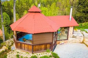einen Luftblick auf einen Pavillon mit rotem Dach in der Unterkunft Przestronny Dom w gorach w sercu Karkonoszy in Preseka