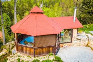 una vista aérea de un cenador con techo rojo en Przestronny Dom w gorach w sercu Karkonoszy, en Przesieka