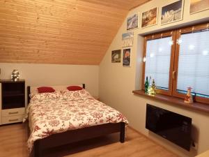 1 dormitorio con 1 cama, TV y ventana en Przestronny Dom w gorach w sercu Karkonoszy, en Przesieka