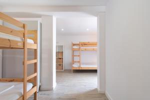 フォス・ド・アレーリョにあるSunshine Hostelの二段ベッド2台とベッドルーム1室が備わります。