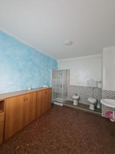 łazienka z 2 toaletami i umywalką w obiekcie Casa vacanza Orio al Serio Bergamo w mieście Orio al Serio