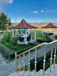 um gazebo com um banco e um parque infantil em Hotel Paradise em Bilisht