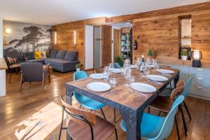 Restoran ili neka druga zalogajnica u objektu Loft-chalet with exterior and view in Chamonix
