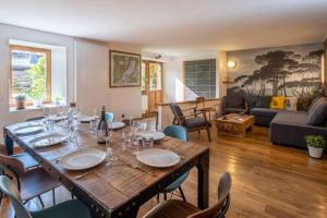 Restoran ili neka druga zalogajnica u objektu Loft-chalet with exterior and view in Chamonix