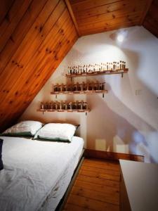 um quarto com uma cama num quarto com tectos em madeira em Logement 6 pers au cœur des montagnes pyrénéennes em Boutx