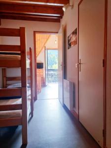 un pasillo de una casa con escalera y puerta en Logement 6 pers au cœur des montagnes pyrénéennes en Boutx