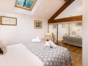um quarto com uma cama e uma sala de estar em Willow Tree Barn em Kendal