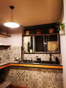 eine Küche mit einer Spüle und einer Arbeitsplatte in der Unterkunft Casa cómoda con patio a 4 cuadras de la catedral. in Oaxaca de Juárez
