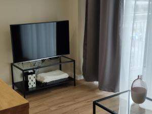En TV eller et underholdningssystem på Piękny apartament 3-pokojowy