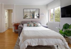 - une chambre avec un grand lit et une fenêtre dans l'établissement Precioso alojamiento en zona histórica con garaje videovigilado, à Avilés