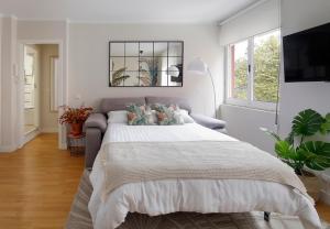a bedroom with a large bed and a window at Precioso alojamiento en zona histórica con garaje videovigilado in Avilés