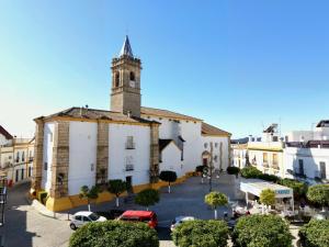 - une vue sur un bâtiment doté d'une tour d'horloge dans l'établissement Casa Lope de Vega, à El Pedroso