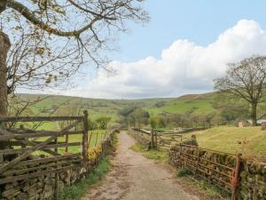 een onverharde weg in een veld naast een hek bij Swallows Nest in Macclesfield