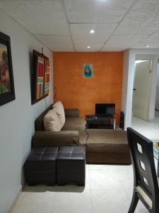 uma sala de estar com um sofá e uma mesa em Alojamiento cómodo en una ubicación maravillosa! em Cartagena das Índias