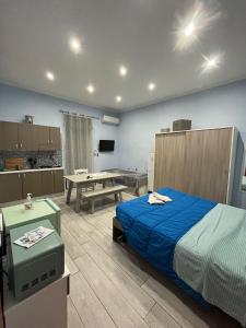 ein Schlafzimmer mit einem Bett und eine Küche mit einem Tisch in der Unterkunft Chalet del Centro in Neapel
