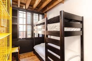 Divstāvu gulta vai divstāvu gultas numurā naktsmītnē Spectacularly Unique 4 Bedroom House in Bethnal Green