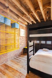 Divstāvu gulta vai divstāvu gultas numurā naktsmītnē Spectacularly Unique 4 Bedroom House in Bethnal Green