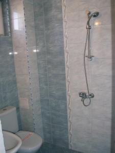 ラブダにあるSianie Guest Houseのバスルーム(シャワー、トイレ、洗面台付)