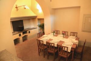 ein Esszimmer mit einem Tisch mit Stühlen und einem Kamin in der Unterkunft La Locanda di San Pier Piccolo in Arezzo