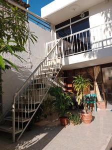 una escalera que conduce a un edificio con plantas en Alojamiento cómodo en una ubicación maravillosa!, en Cartagena de Indias
