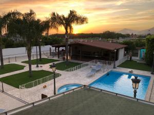 - une vue sur la piscine du complexe dans l'établissement B&b Villa Candida, à San Felice a Cancello
