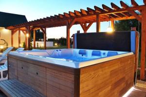 Zábavný večerný program pre hostí v ubytovaní Holiday Home by Lake Jamno with Pool