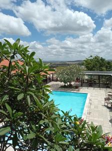 - Vistas a la piscina desde el complejo en Flat no condomíno Monte Castelo em Gravatá-PE, en Bezerros