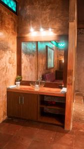 een badkamer met een wastafel en een spiegel bij Villa Los Aguiluchos in Chetumal