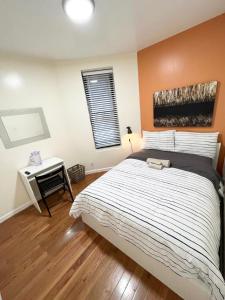 1 dormitorio con 1 cama grande y escritorio en Beautiful private rooms in a shared apartment upper west side en Nueva York