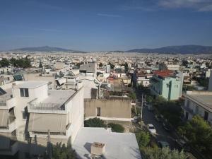une vue aérienne sur une ville avec des bâtiments dans l'établissement Athens view apartment near Metro station Agia Marina, à Athènes