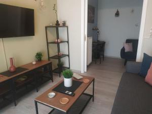 sala de estar con sofá y mesa en Athens view apartment near Metro station Agia Marina, en Atenas