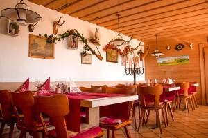 ein Esszimmer mit Tisch und Stühlen in der Unterkunft Hotel Rothorn Vintage-Style in Schwanden