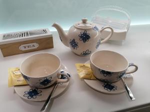dos tazas de té y una tetera en una mesa en La conchiglia, en Rapallo