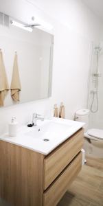 bagno con lavandino, specchio e servizi igienici di Disfruta del mar a El Pris