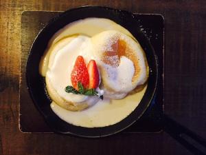 een zwarte pan met een dessert met aardbeien en room bij Mugi no oyado - Vacation STAY 13498 in Kuwana