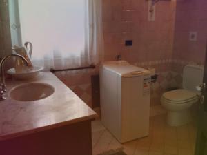 ジャルディーニ・ナクソスにあるPerla di Naxosの小さなバスルーム(洗面台、トイレ付)