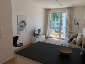 a living room with a black counter top in a room at Modernes City Apartment im Scandinavian Design in Hamburg